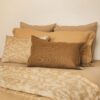Coussin TAORMINA, coloris Inca, thème PIGMENTS, coussins à motifs VESUVE et plaid VISA coloris Narcisse, thème MATIERES PRIMAIRES, coussin en lin 55x110cm CRUSH et plaid en lin COMEBACK, coloris HONEY, thème FARM LIFE, housse de couette en lin et coton DOLLAR et taie d'oreiller 65x65cm, coloris safari