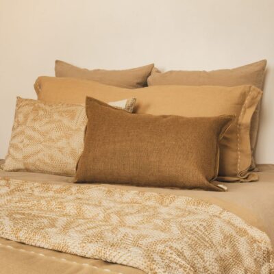 Coussin TAORMINA, coloris Inca, thème PIGMENTS, coussins à motifs VESUVE et plaid VISA coloris Narcisse, thème MATIERES PRIMAIRES, coussin en lin 55x110cm CRUSH et plaid en lin COMEBACK, coloris HONEY, thème FARM LIFE, housse de couette en lin et coton DOLLAR et taie d'oreiller 65x65cm, coloris safari