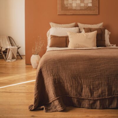 Coussins en coton et lin NAXOS, NIRVANA et plaid NATTE, coloris CAFE, thème COULEURS LOCALES, coussins en coton alvéolé FARMER coloris NUDE, thème WILD, coussins en coton DOMINGO et plaid DONATO, coloris POUDRE, thème DOUCE HACIENDA, housse de couette en lin et coton DOLLAR et taie d'oreiller 65x65cm coloris Safari,