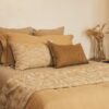 Coussin TAORMINA, coloris Inca, thème PIGMENTS, coussins à motifs VESUVE et plaid VISA coloris Narcisse, thème MATIERES PRIMAIRES, coussin en lin 55x110cm CRUSH et plaid en lin COMEBACK, coloris HONEY, thème FARM LIFE, housse de couette en lin et coton DOLLAR et taie d'oreiller 65x65cm, coloris safari