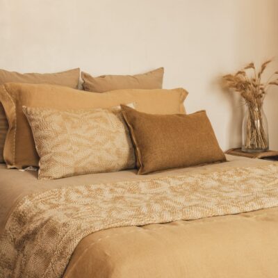 Coussin TAORMINA, coloris Inca, thème PIGMENTS, coussins à motifs VESUVE et plaid VISA coloris Narcisse, thème MATIERES PRIMAIRES, coussin en lin 55x110cm CRUSH et plaid en lin COMEBACK, coloris HONEY, thème FARM LIFE, housse de couette en lin et coton DOLLAR et taie d'oreiller 65x65cm, coloris safari