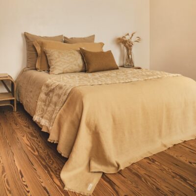 Coussin TAORMINA, coloris Inca, thème PIGMENTS, coussins à motifs VESUVE et plaid VISA coloris Narcisse, thème MATIERES PRIMAIRES, coussin en lin 55x110cm CRUSH et plaid en lin COMEBACK, coloris HONEY, thème FARM LIFE, housse de couette en lin et coton DOLLAR et taie d'oreiller 65x65cm, coloris safari