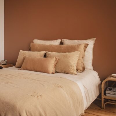 Coussin en lin 55x110cm CRUSH, 30x60cm COMICS, coloris ALEZAN, thème FARM LIFE, coussin en coton brodé DOMINGO et plaid DONATO, coloris BROWN, thème DOUCE HACIENDA, linge de lit en satin de coton coloris Coton, housse de couette Chic, taie d'oreiller 65x65cm CHARME, taie d'oreiller 50x70cm CHERRY