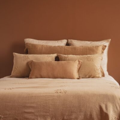 Coussin en lin 55x110cm CRUSH, 30x60cm COMICS, coloris ALEZAN, thème FARM LIFE, coussin en coton brodé DOMINGO et plaid DONATO, coloris BROWN, thème DOUCE HACIENDA, linge de lit en satin de coton coloris Coton, housse de couette Chic, taie d'oreiller 65x65cm CHARME, taie d'oreiller 50x70cm CHERRY