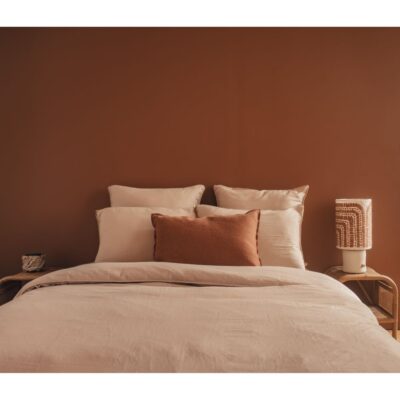 Linge de lit en satin de coton coloris Coton, housse de couette Chic, taie d'oreiller 65x65cm CHARME, taie d'oreiller 50x70cm CHERRY, coussin TAORMINA, coloris Sienna, thème PIGMENTS, lampe PSYCHOSE en coton tufté avec pied en céramique TERRAM1 âme philo