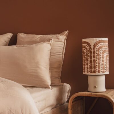 Linge de lit en satin de coton coloris Coton, housse de couette Chic, taie d'oreiller 65x65cm CHARME, taie d'oreiller 50x70cm CHERRY, lampe PSYCHOSE en coton tufté avec pied en céramique TERRAM1 âme philo