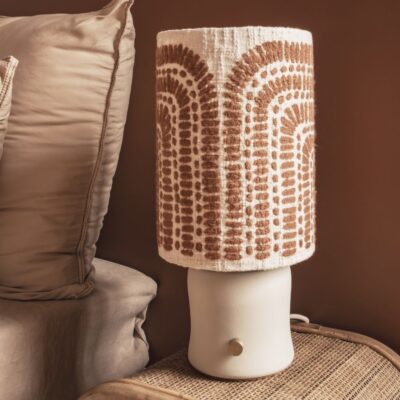 Linge de lit en satin de coton coloris Coton, housse de couette Chic, taie d'oreiller 65x65cm CHARME, taie d'oreiller 50x70cm CHERRY, lampe PSYCHOSE en coton tufté avec pied en céramique TERRAM1 âme philo