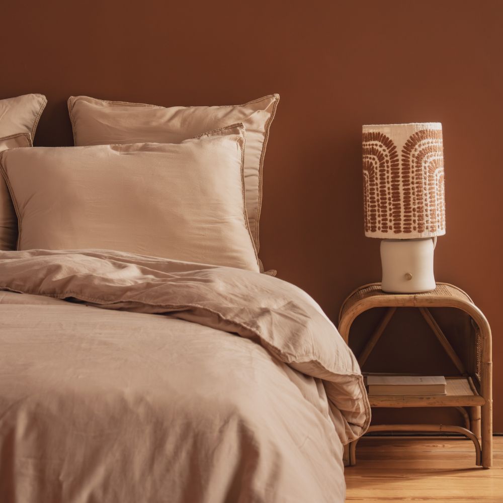 Linge de lit en satin de coton coloris Coton, housse de couette Chic, taie d'oreiller 65x65cm CHARME, taie d'oreiller 50x70cm CHERRY, lampe PSYCHOSE en coton tufté avec pied en céramique TERRAM1 âme philo