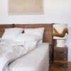 Housse de couette en satin de coton CHIC, drap-housse CHANCE, taie d'oreiller 65x65cm CHARME, taie d'oreiller 50x70cm CHERRY, coloris PLUME, lampe en coton tufté PHENIX, sur pied en céramique TERRAM2, âme philo