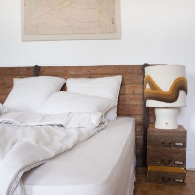 Housse de couette en satin de coton CHIC, drap-housse CHANCE, taie d'oreiller 65x65cm CHARME, taie d'oreiller 50x70cm CHERRY, coloris PLUME, lampe en coton tufté PHENIX, sur pied en céramique TERRAM2, âme philo