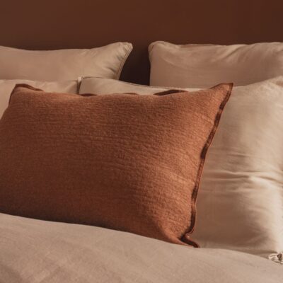 Linge de lit en satin de coton coloris Coton, housse de couette Chic, taie d'oreiller 65x65cm CHARME, taie d'oreiller 50x70cm CHERRY, coussin TAORMINA, coloris Sienna, thème PIGMENTS,