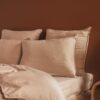 Linge de lit en satin de coton coloris Coton, housse de couette Chic, taie d'oreiller 65x65cm CHARME, taie d'oreiller 50x70cm CHERRY, drap housse CHANCE