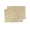 Lot de 2 sets de table finition bourdon 4 Lot de 2 sets de table Dimensions (cm) : 34 × 50 Finition bourdon Composition : 70 % pp et 30 % polyester Modèle IWAKA, coloris Wood – Thème Pigment