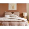 Coussin velours côtelé et moumoute DARYL et boutis assortis coloris Beige, sur linge de lit en lin et coton coloris safari, alampe IGLOO, âme philo